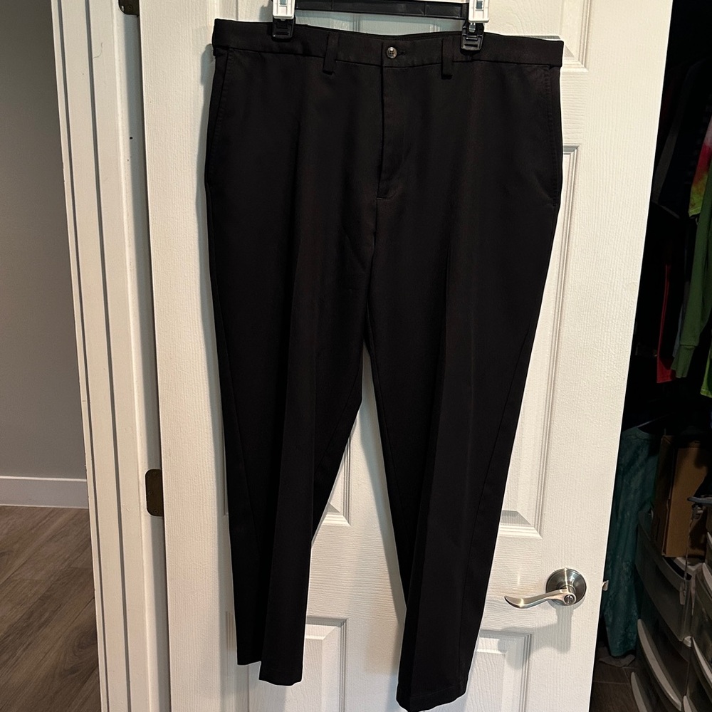 Haggar 38 x 30 Men's Black Dress Pants with 4 Way Stretch